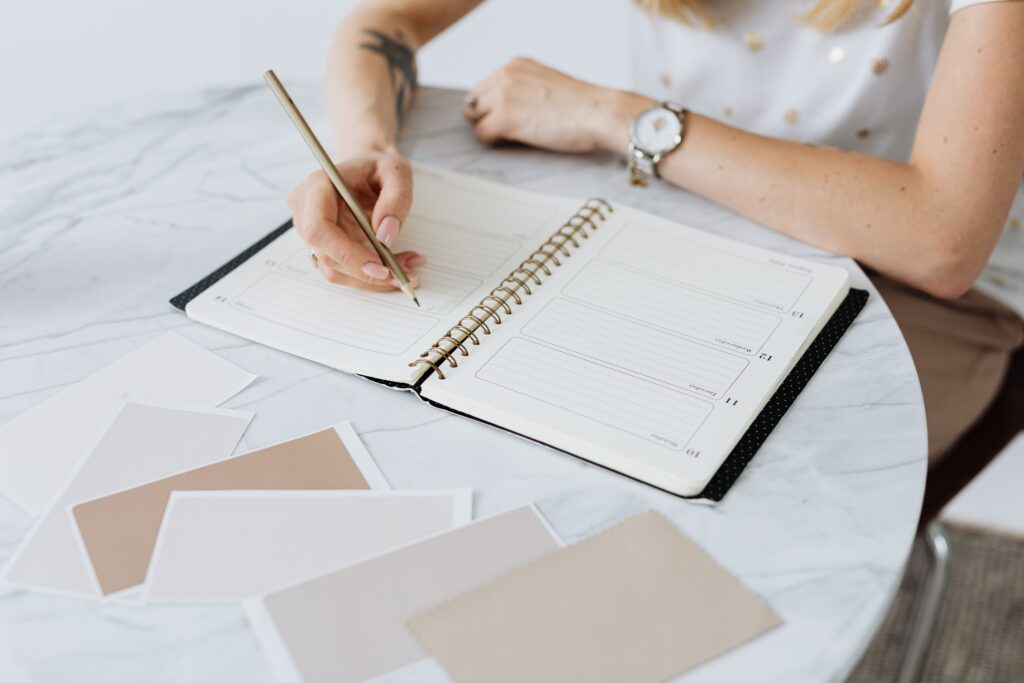 10 Simple Morning Habits for Better Health and More Energy (2) Planning the day with a daily journal