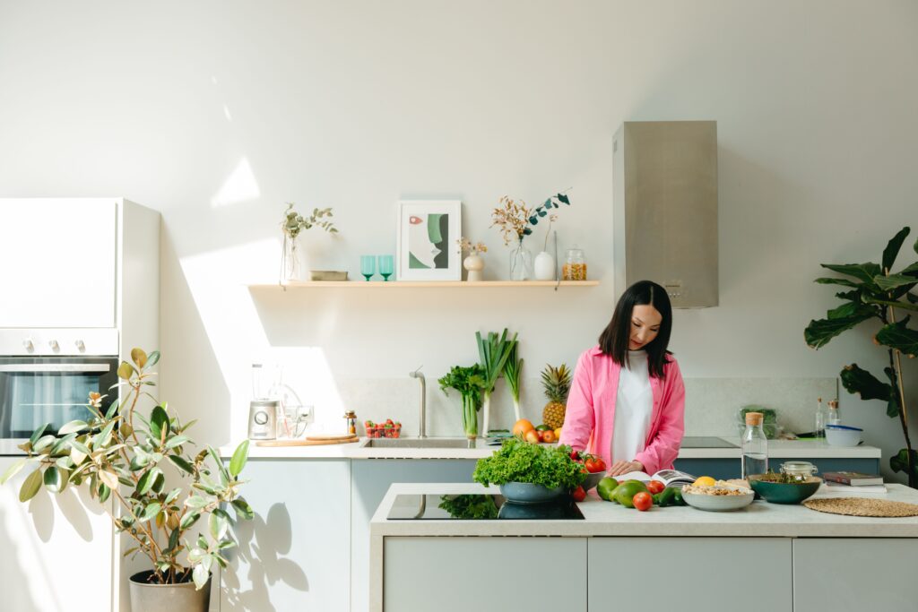 7 Smart Ways to Save Money Every Month Without Sacrificing Your Lifestyle (3) Preaparing healthy meals at home to save money