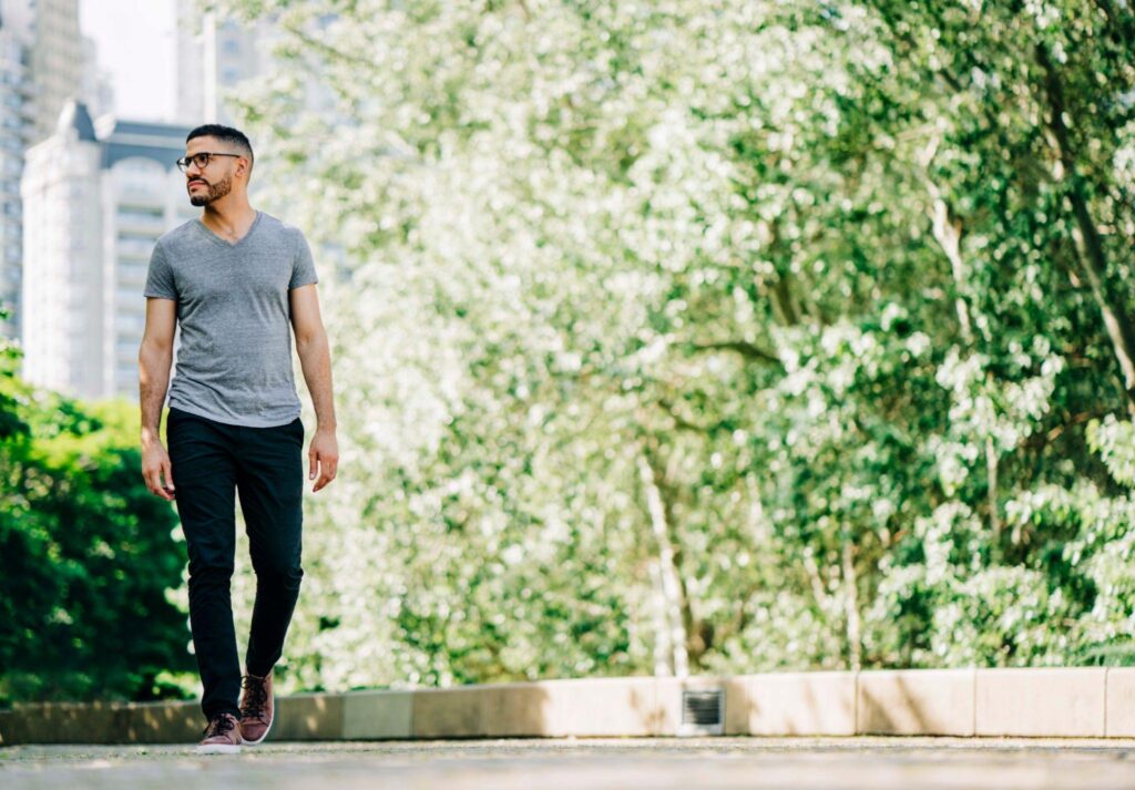 The Benefits of Walking 30 Minutes Every Day (2) Walking outdoors improves brain function and concentration